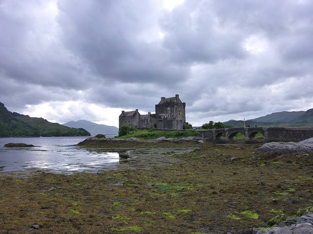 This scottish Castle is famous for its natural environment, and its situation of sentinel of the Skye Island. The castle is located on a small island called \
