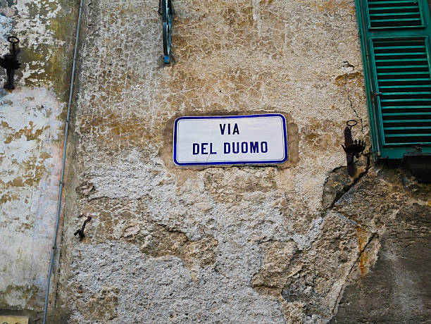 istock sign indicating via del duomo in orvieto 2222570698