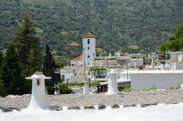 Iglesia y chimeneas en Capileira, Alpujarras Granadinas, Andalucía, España.