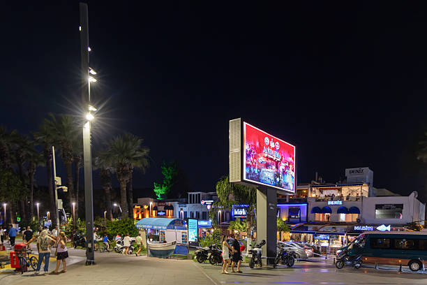 As night falls, Hua Hin, a popular seaside resort in Thailand, reveals all its splendor. The modern silhouette of a lit hotel dominates the scene, contrasting with the charm of the wooden pontoons that gently extend towards the sea. The lighting of the buildings and restaurants along the coastline offers a warm and lively atmosphere, ideal for an evening stroll or a dinner facing the sea. The sky, tinged with blue and pink, blends into the marine horizon, while the gentle waves caress the sand of the deserted beach. This peaceful setting invites contemplation and highlights the balance between modernity and nature, so characteristic of Hua Hin. This place, located a few hours from Bangkok, is a haven of tranquility for true travelers in search of escape.