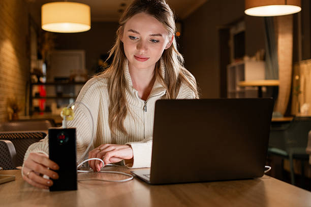 Freelancer charging laptop with portable power bank
