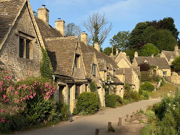 una hilera de cabañas de piedra, bibury, inglaterra - cotswolds fotografías e imágenes de stock