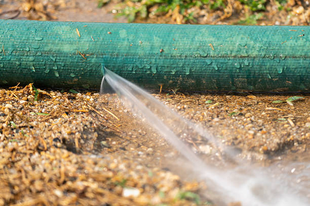 Garden hose with a kink preventing water flow
