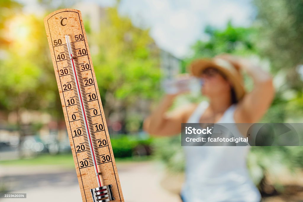 온도계는 위험한 야외, 고온 및 여성 식수를 보여줍니다. 갈증이나 열사병. 여름 폭염, 지구 온난화의 개념 - 로열티 프리 열-개념 스톡 사진 온도계는 위험한 야외, 고온 및 여성 식수를 보여줍니다. 갈증이나 열사병. 여름 폭염, 지구 온난화의 개념 - 로열티 프리 열-개념 스톡 사진