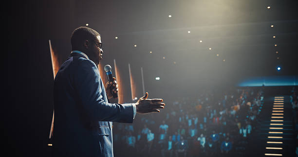 африканский бизнесмен выступает на международной бизнес-конференции по глобальным экономическим стратегиям. публичный спикер, обмен проф - пресс конференция стоковые фото и изображения