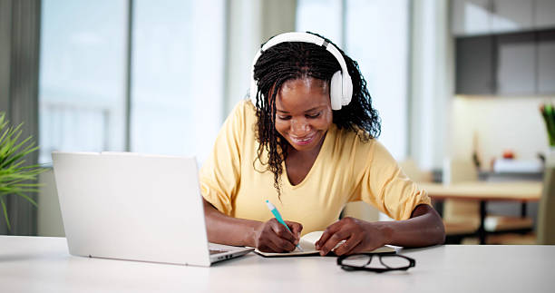 istock Virtual Teacher Leads E-learning Webinar For Black Woman Journalist 2223628591