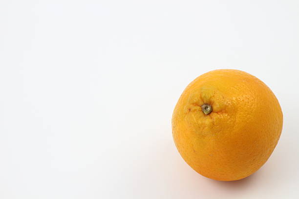 A Navel orange, known for its fresh aroma, is placed to stand out against a white background. It can be used as a photo material that whets the appetite.