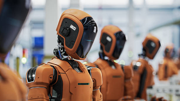 rendu 3d : portrait d’un robot industriel humanoïde orange doté d’une ia avec une visière noire. robots humanoïdes autonomes stadant en rangée sur la ligne conveor au fullfilment center. - robot photos et images de collection