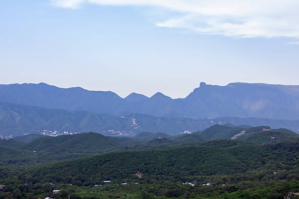The Sierra Madre Oriental (SMO) is a mountain range whose relief is due to the deformation of Mesozoic rocks\nand their basal complex, which were uplifted, compressed and transported towards the northeast,\nforming folds and thrusts during the Laramide Orogeny. This paper establishes the extent of\nthe SMO and describes the structural styles that constitute the frontal zone of this geological province.