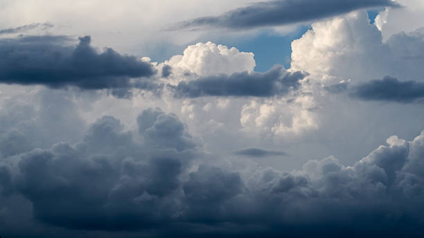 istock Cumulonimbus par temps orageux 2224058067
