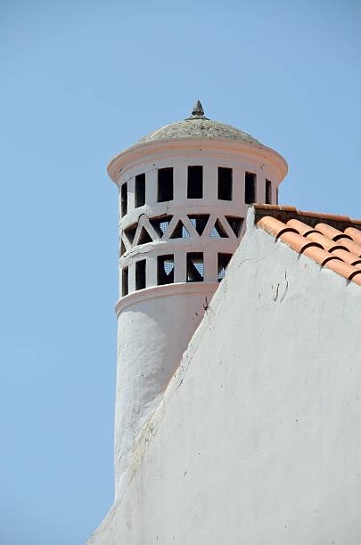 Chimenea portuguesa en Vila Nova de Milfontes en la región del Alentejo Litoral, Portugal