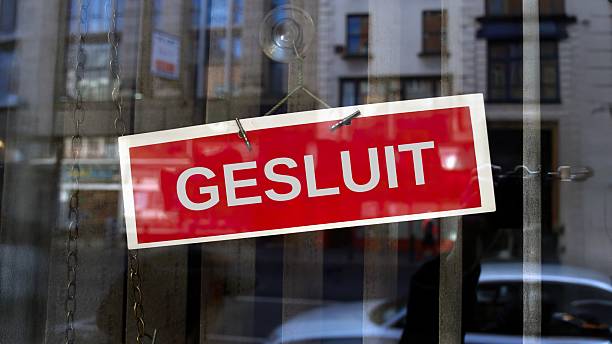 istock closed sign in Afrikaans 2224729698
