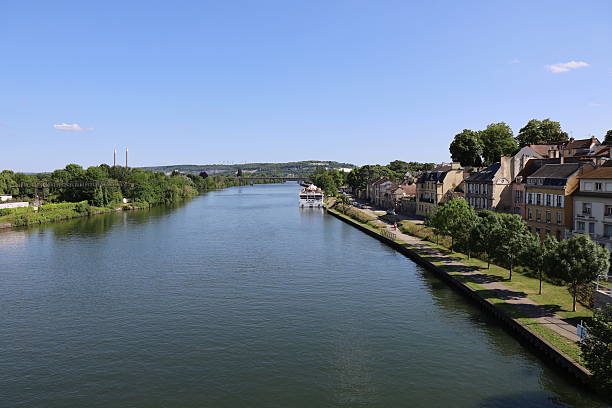 istock Mantes la Jolie - Seine river 2224768935