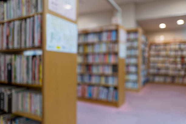 Quiet Library Aisle in Defocus、Blurred Bookshelves – Library Background