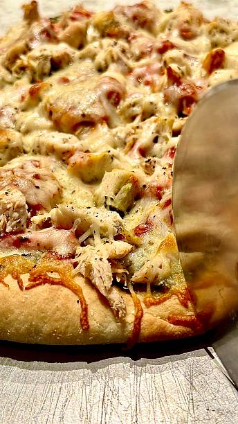 istock ITALIAN CHICKEN PESTO PIZZA 2224832171