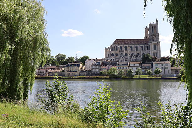istock Mantes la Jolie - City overview 2225021509