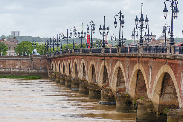 istock Die Stadt Bordeaux an der Garonne in Frankreich 2225102003