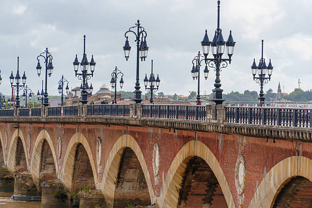 istock Die Stadt Bordeaux an der Garonne in Frankreich 2225102006