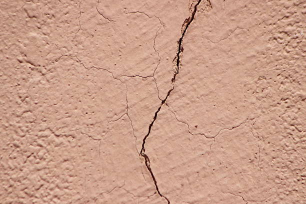 Photo of a cracked wall.