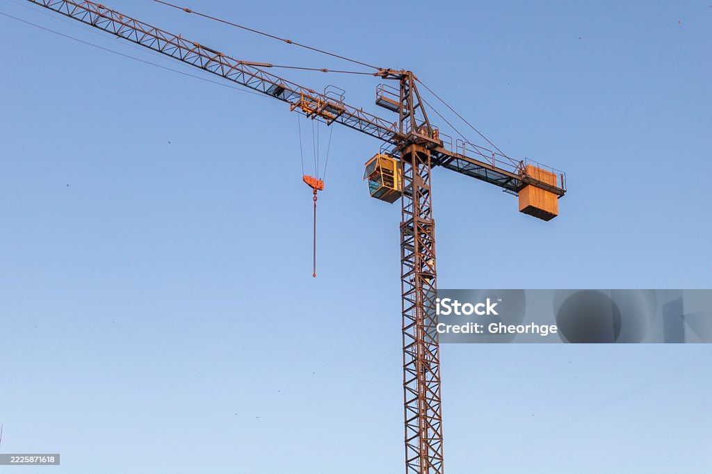 Stavební věžový jeřáb proti jasné modré obloze - Bez autorských poplatků Architektura Stock fotka Stavební věžový jeřáb proti jasné modré obloze - Bez autorských poplatků Architektura Stock fotka