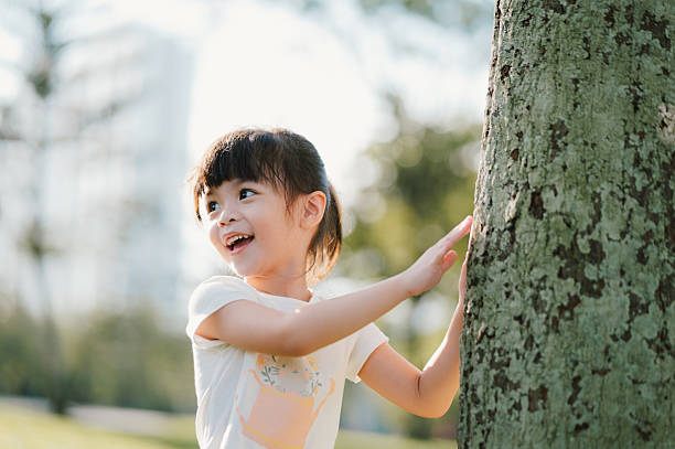 Japanese girl climbing the tree (5 years old)