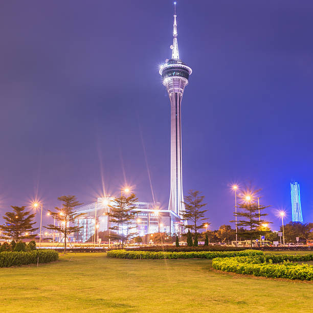 Colorful fireworks rose from Nam Van Lake and bloomed beside the Macau Tower as well as West Bay Bridge.