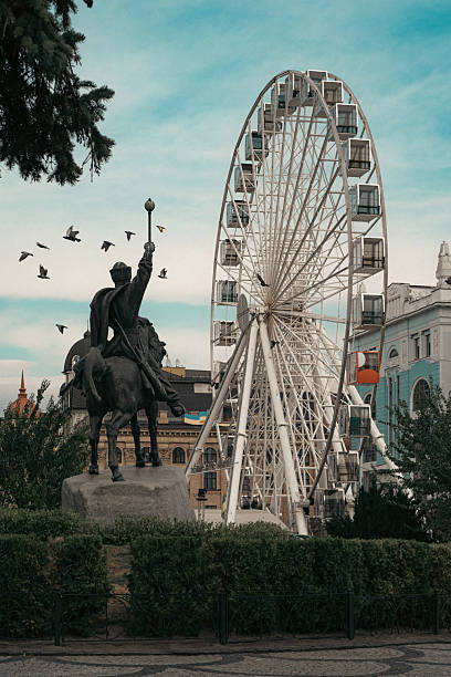 istock Ferris wheel and Bohdan Khmelnytsky monument on Kontraktova Square, Kyiv, Ukraine 2226122193