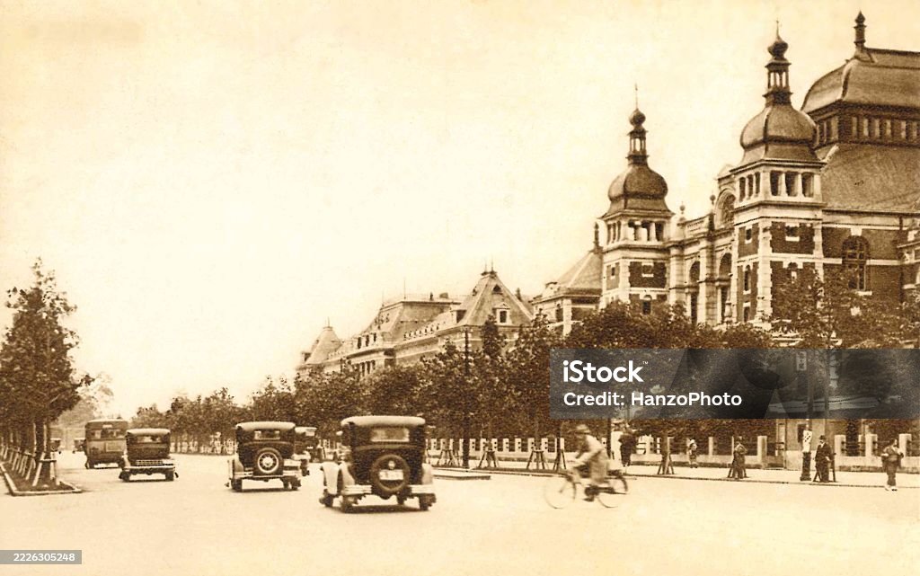 Vintage photo of Kasumigaseki Street, in front of the Ministry of Justice in Tokyo, Japan - 1932 - Lizenzfrei 1930-1939 Stock-Foto Vintage photo of Kasumigaseki Street, in front of the Ministry of Justice in Tokyo, Japan - 1932 - Lizenzfrei 1930-1939 Stock-Foto
