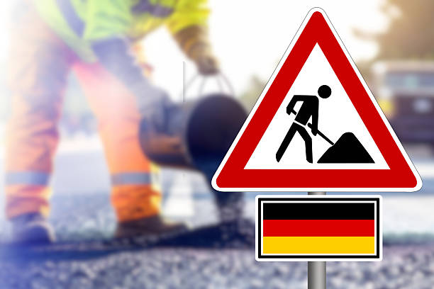 Eine Straße wird gebaut und ein Schild Baustelle Deutschland