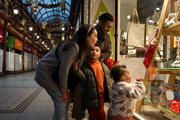 istock Family Christmas Window Shopping 2226485447