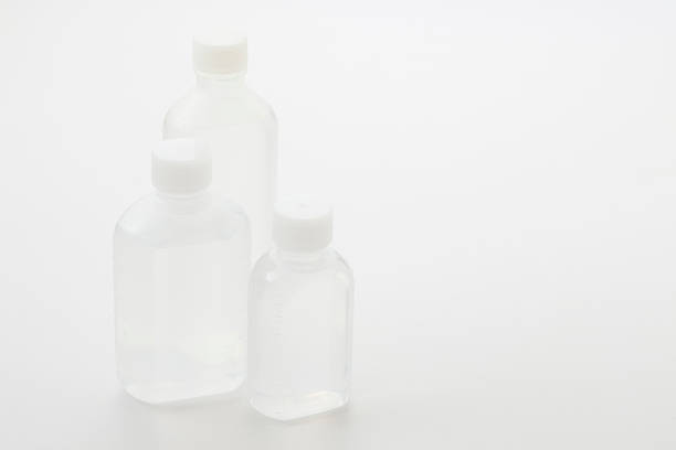 The liquid medicine in the clear bottle was photographed against a bright white background, giving it a hygienic and pure look that befits medicine.