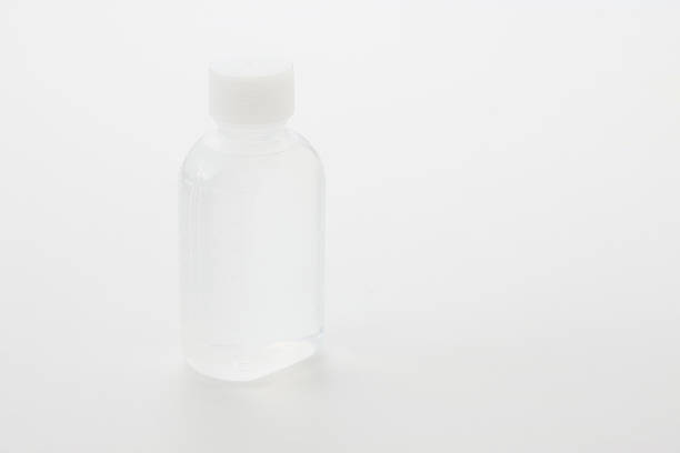 The liquid medicine in the clear bottle was photographed against a bright white background, giving it a hygienic and pure look that befits medicine.