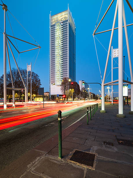 At the blue hour, darkness slowly descends on the streets of Turin, emphasising the light trails of cars running along corso Inghilterra, at the intersection with corso Vittorio Emanuele. The skyscrapers are already lit up, magic is in the air.