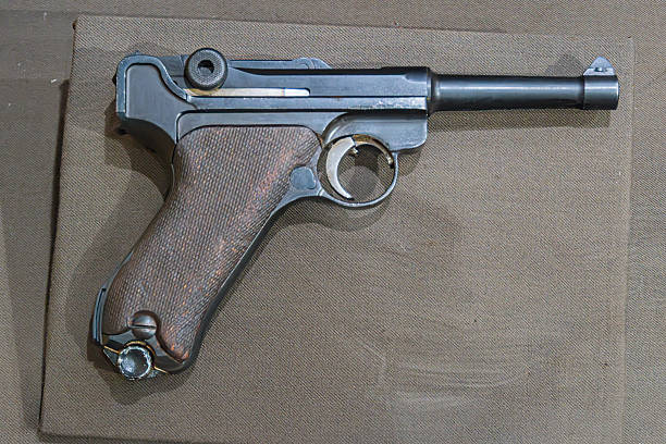 ルーガー P 08 ピストル - 拳銃のストックフォトや画像を多数ご用意