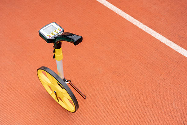 The measuring wheel on the track can quickly measure a long distance by rolling the wheel and combining the wheel circumference. It is often used in engineering surveying and road mapping scenarios.