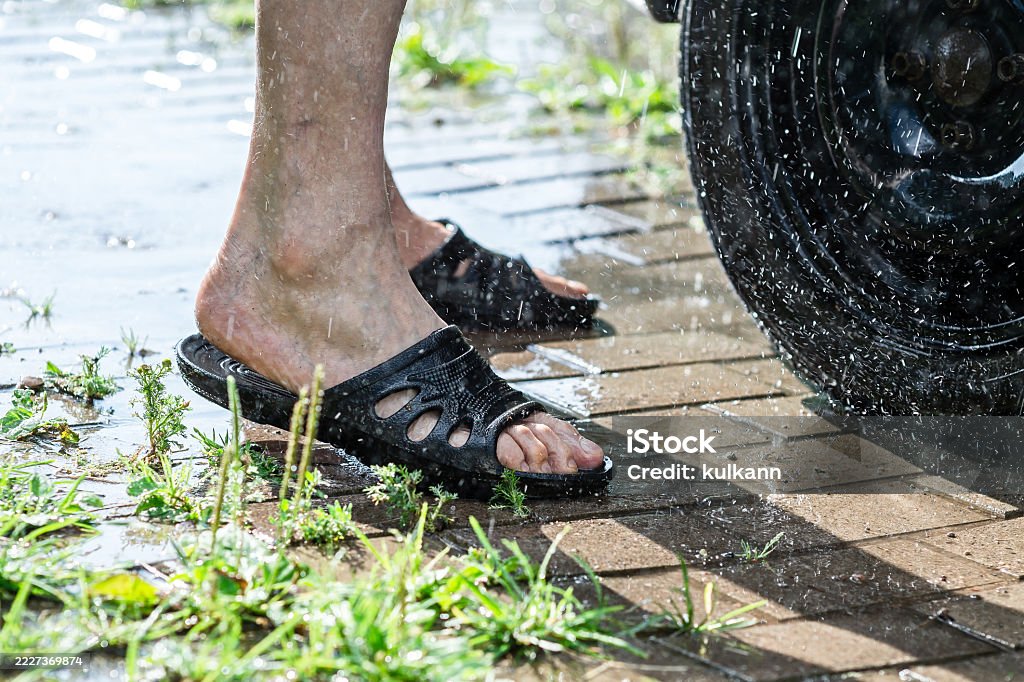 Hujan musim panas yang lebat mengguyur di hari yang cerah di tempat parkir mobil - Bebas Royalti Basah - Kondisi Foto Stok Hujan musim panas yang lebat mengguyur di hari yang cerah di tempat parkir mobil - Bebas Royalti Basah - Kondisi Foto Stok