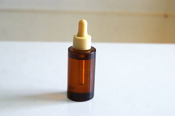 Cosmetic serum bottle with dropper cap