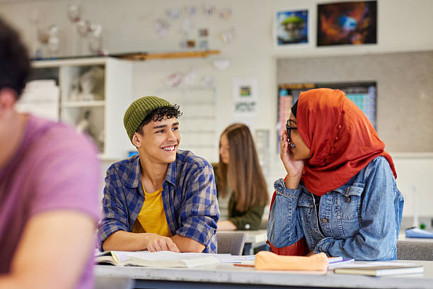 estudantes multiétnicos dos adolescentes que falam na sala de aula - shy teen girl - fotografias e filmes do acervo