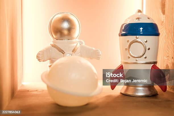 ร่างนักบินอวกาศบนหิ้ง ภาพสต็อก - ดาวน์โหลดรูปภาพตอนนี้ - Pop Mart, การถ่ายภาพ - ภาพ, การออกแบบ - หัวข้อ