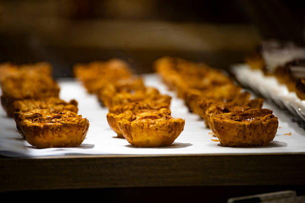 Cupcakes and chocolate chips are sweet snacks that are often eaten during afternoon tea time. The tea used may be green tea or health tea and also helps create a good atmosphere in the family.