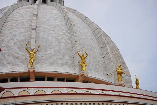Several statues aepre installed on the side of the dome structure