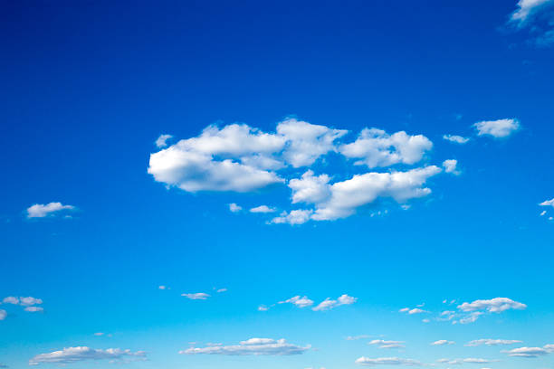 Nubes en el cielo, con la luz del sol.