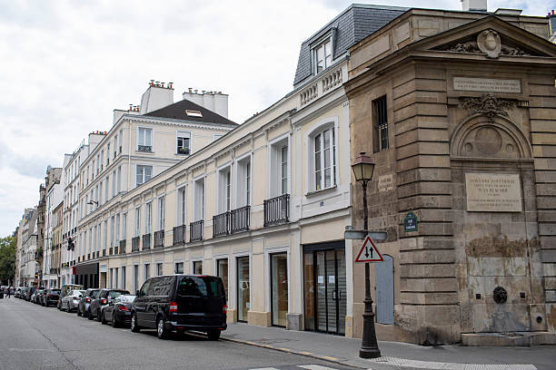 istock Paris city street 2228600219