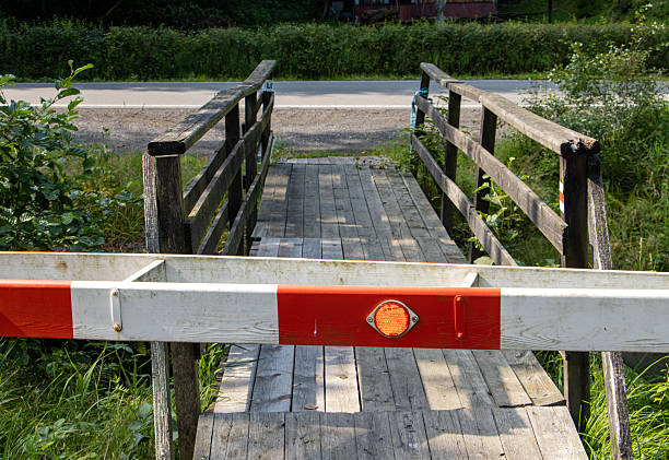 Hongqiao Park in eastern Guangming District has its name deriving from the 4-kilometer-long elevated red path that has gained a reputation as “the most beautiful red ribbon.”Located between Guangqiao Road and Dadingling Greenway, the park covers an area of about 4.1 square kilometers and consists of three areas: the entrance area, the Bihu Lake area and the forest area stretching from west to east. It is through the 4-kilometer-long red bridge that the three areas of the park are connected.The red bridge, 5 meters wide and 8 meters tall on average, offers an accessible path as well as views of the city and mountains beyond, with creative designs like spiral stairs and modern landscape towers. Even wheelchaired visitors can travel the entire length of the bridge that begins in downtown Guangming. The whole path takes about 30 to 40 minutes.Starting from Guangming New Town Park in the west, the bridge passes the Guangzhou-Shenzhen-Hong Kong High-speed Railway and Ganzhou-Shenzhen High-Speed Railway, and ends at the Dadingling Greenway in the east. The project won the Best Landscape Design Award at the 2020 World Architecture Festival China Add: Hongqiao Park, intersection of Chalin Road and Guangqiao Raod, Guangming District