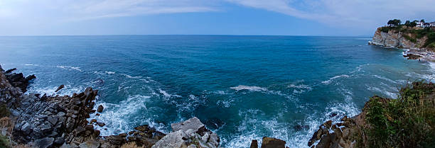 Waves on the rocky shore in Akçakoca, Düzce, Türkiye.