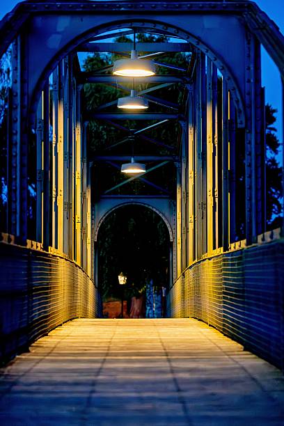 Beleuchteter Weg nachts über die Brücke