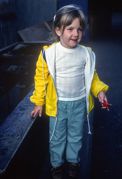 istock Seattle - Girl  & Starfish - 1983 2229247098