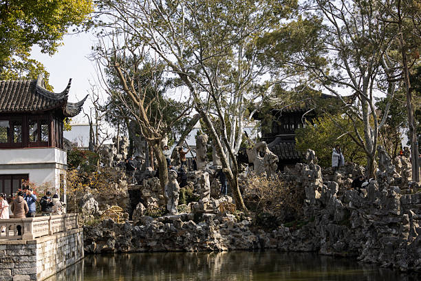 Huangyao Ancient Town is located in Zhaoping County, Hezhou City, Guangxi Province. The scenic area covers an area of 3.2 square kilometers. It is a thousand-year-old town where Lingnan culture and peak-cliff landscapes have perfectly merged. The town originated in the early years of the Northern Song Dynasty and has undergone construction during the Ming Dynasty and reached its peak during the Qing Dynasty.The town has a typical karst landform. There are numerous towering peaks and ancient trees in the area. It is a 5A-level national tourist attraction and one of the famous ancient towns in China.In the Huangyao Ancient Town, there is a majestic ancient banyan tree that catches the attention of tourists with its unique form. This banyan tree has a history of over eight hundred years and is one of the oldest in the town. Its branches hang down from the sky, resembling a dragon's claw stretching out from beyond the heavens, hence it is called the Dragon Claw Banyan.