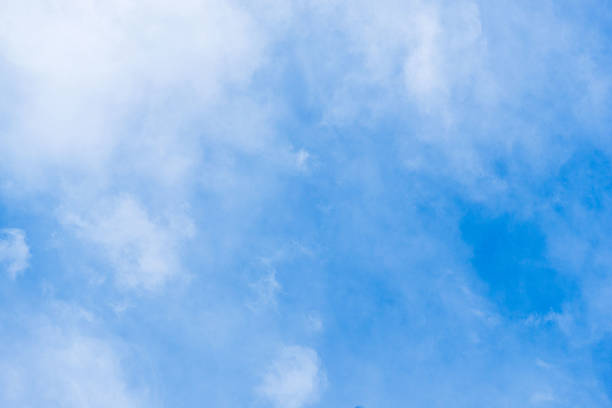I took pictures of the sunny and pleasant blue sky and thin clouds in May during the day.