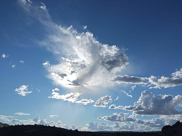 Luz. Nubes. Azul claro.  Todo junto da una imagen llena de vida y tranquilidad